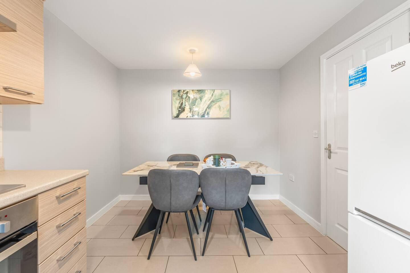 Modern 4-Bed Close to Jaguar Whitley & City Centre4