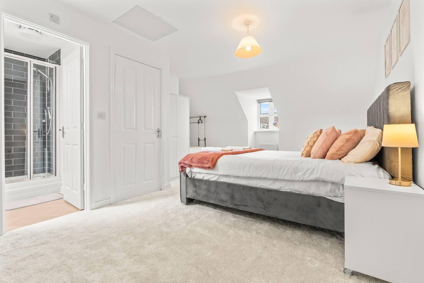 Modern 4-Bed Close to Jaguar Whitley & City Centre5